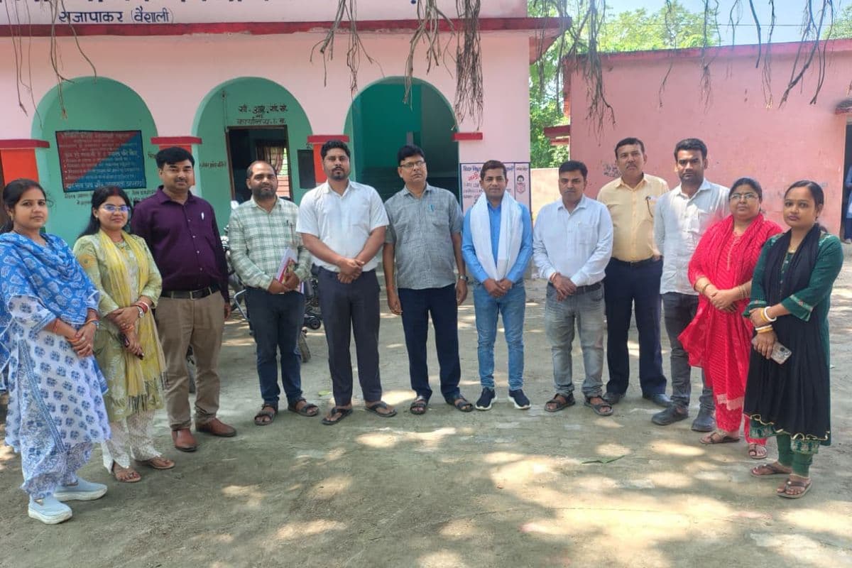 हाजीपुर: शिक्षा क्षेत्र में उपलब्धि पर शिक्षक का अंगवस्त्र और बुके से स्वागत
