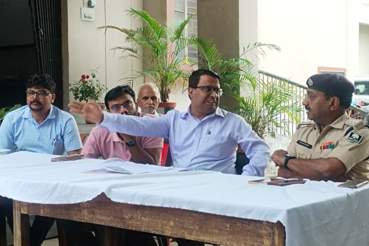 गोपालगंज: भवानीगंज गांव में मिट्टी भराई को लेकर दो समुदायों में विवाद, काम रोका गया