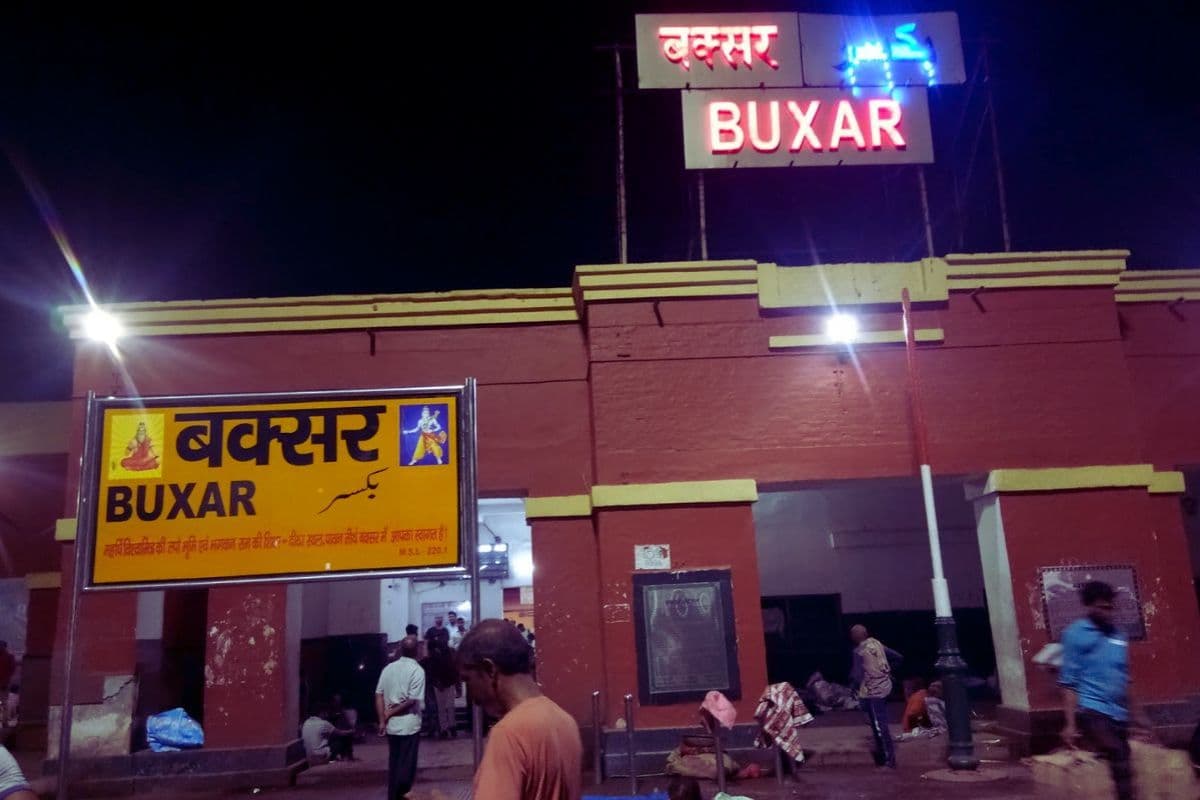 दूसरे दिन भी ट्रेनों की देरी से बक्सर स्टेशन पर यात्रियों की बढ़ी मुश्किलें, घंटों करना पड़ रहा इंतजार