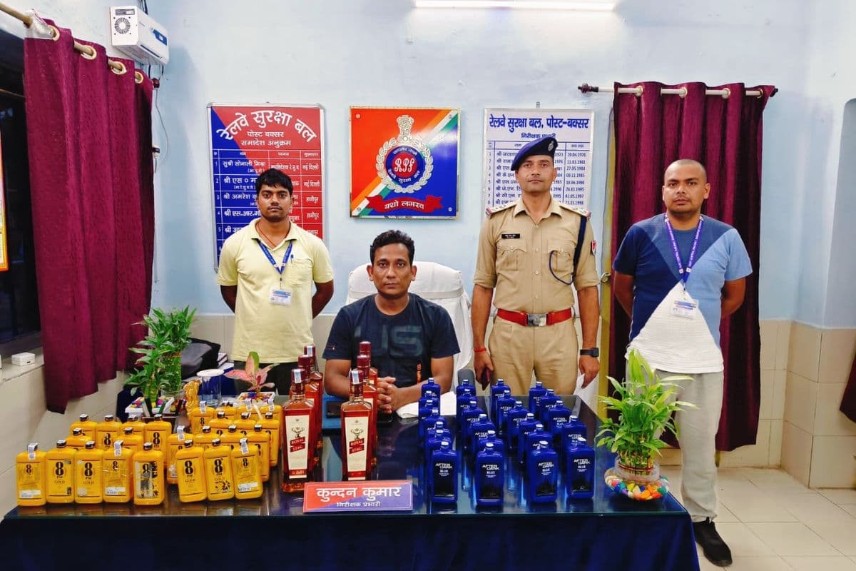 बक्सर स्टेशन पर आरपीएफ बड़ी कार्रवाई, सिकंदराबाद एक्सप्रेस से अंग्रेजी शराब जब्त, यात्रियों में मचा हड़कंप