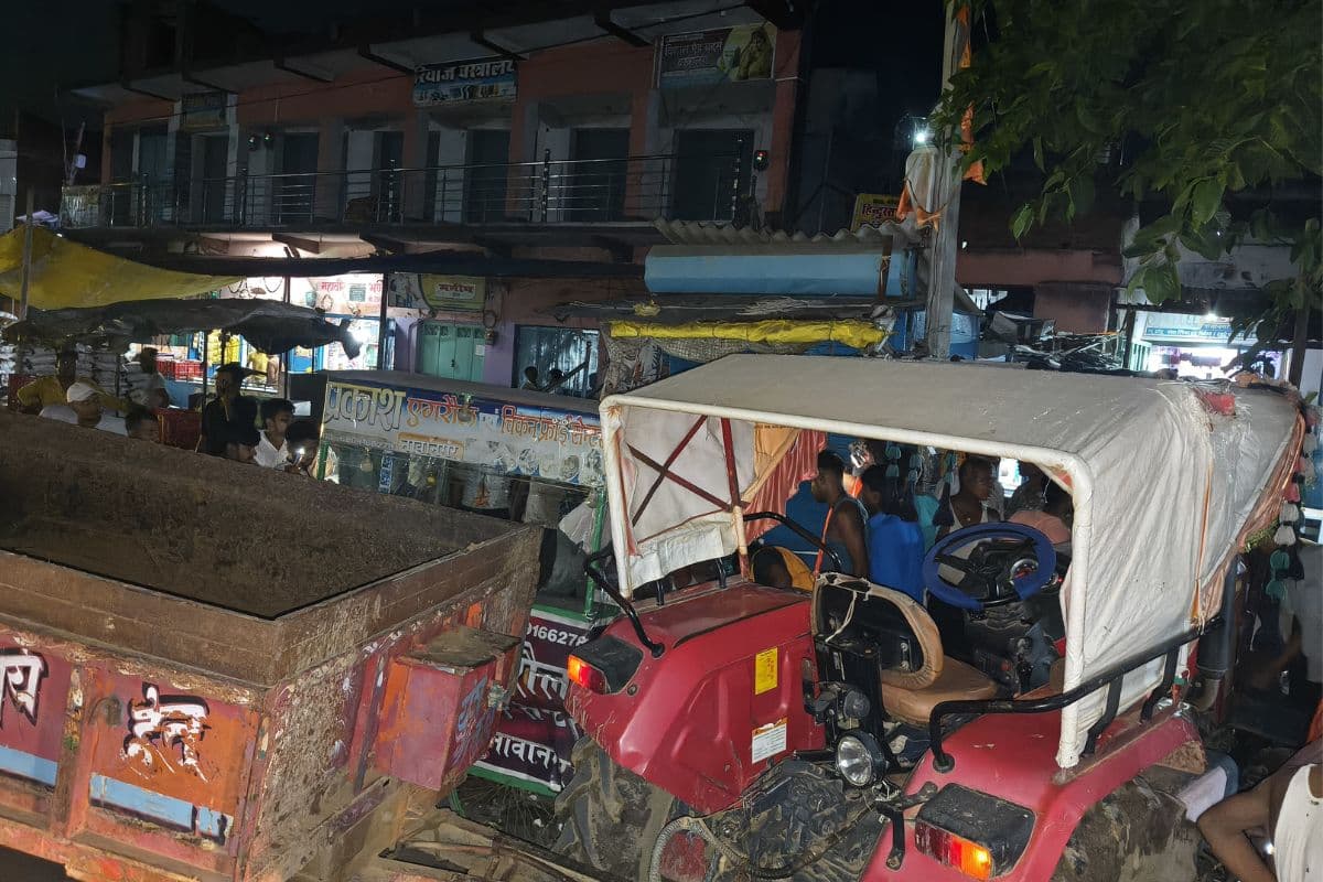 बक्सर में तेज रफ्तार ट्रक ने ट्रैक्टर को मारी टक्कर, चालक गंभीर रूप से घायल