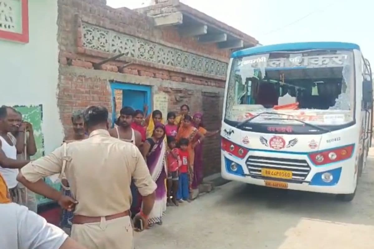 बक्सर में चलती बस पर पथराव, बकरी की मौत पर विवाद, पुलिस ने कई लोगों को हिरासत में लिया