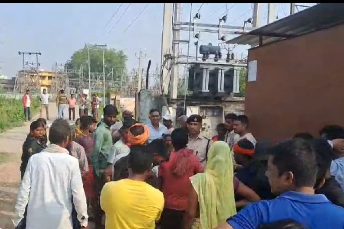 आरा में करंट से मजदूर की मौत पर बवाल, मुआवजे के लिए ग्रामीणों ने बिजली विभाग के खिलाफ किया प्रदर्शन