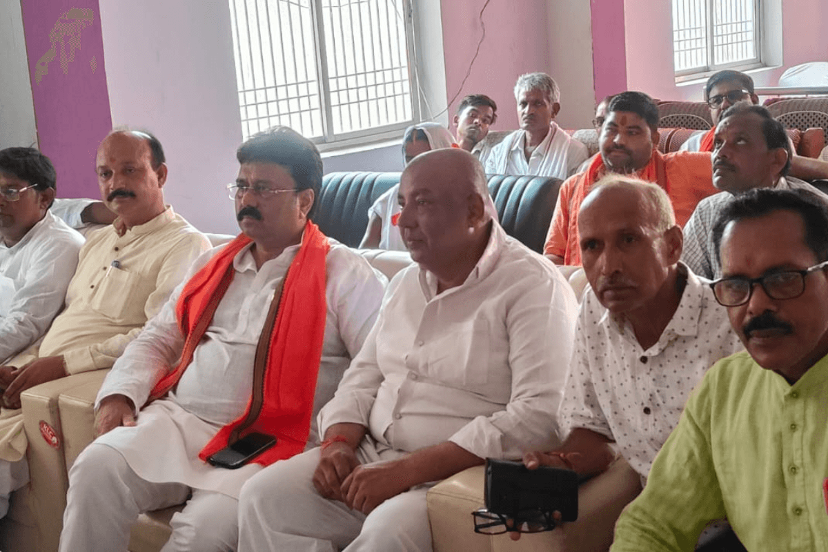 रोहतास में सांसद शिवेश राम ने समर्थकों संग सुनी 'मन की बात', कहा: विकसित भारत के संकल्प को मिली नई ऊर्जा