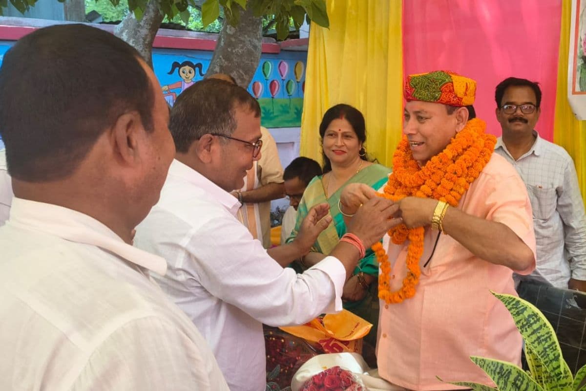 सीवान: ग्रामीणों और विद्यालय परिवार ने शिक्षक के कार्यों की प्रशंसा की