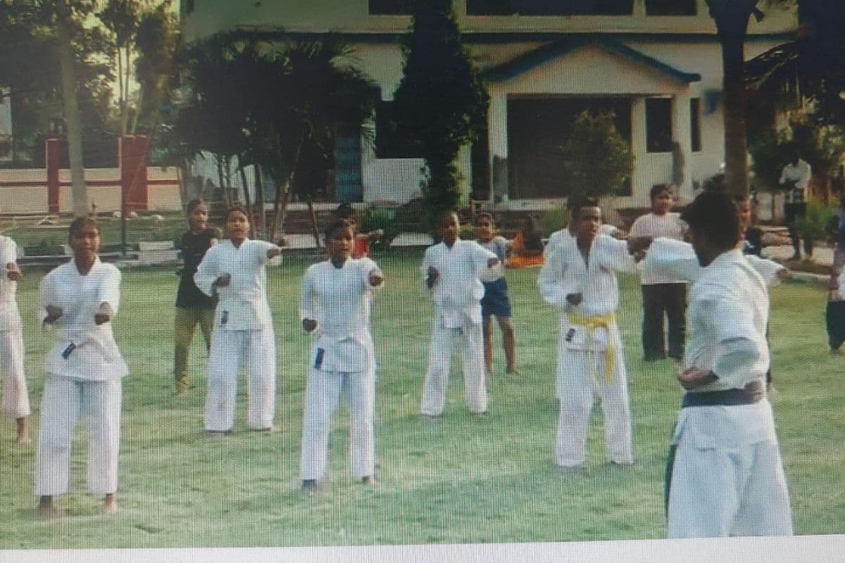कराटे खिलाड़ियों का दमदार प्रदर्शन, 33 प्रशिक्षुओं ने पास किया बेल्ट टेस्ट कराटे