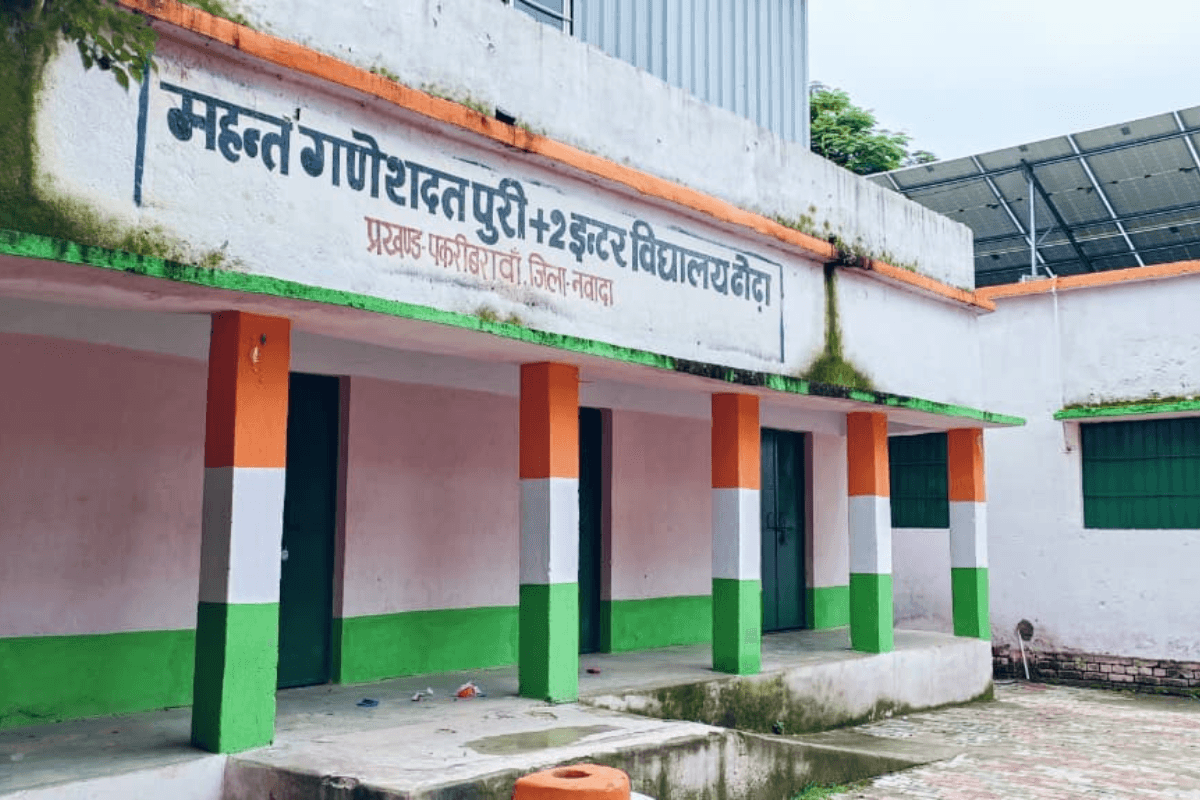 नवादा में 1000 छात्रों के भविष्य से खिलवाड़! दो कमरों के भरोसे चल रहा पकरीबरावां का यह +2 स्कूल