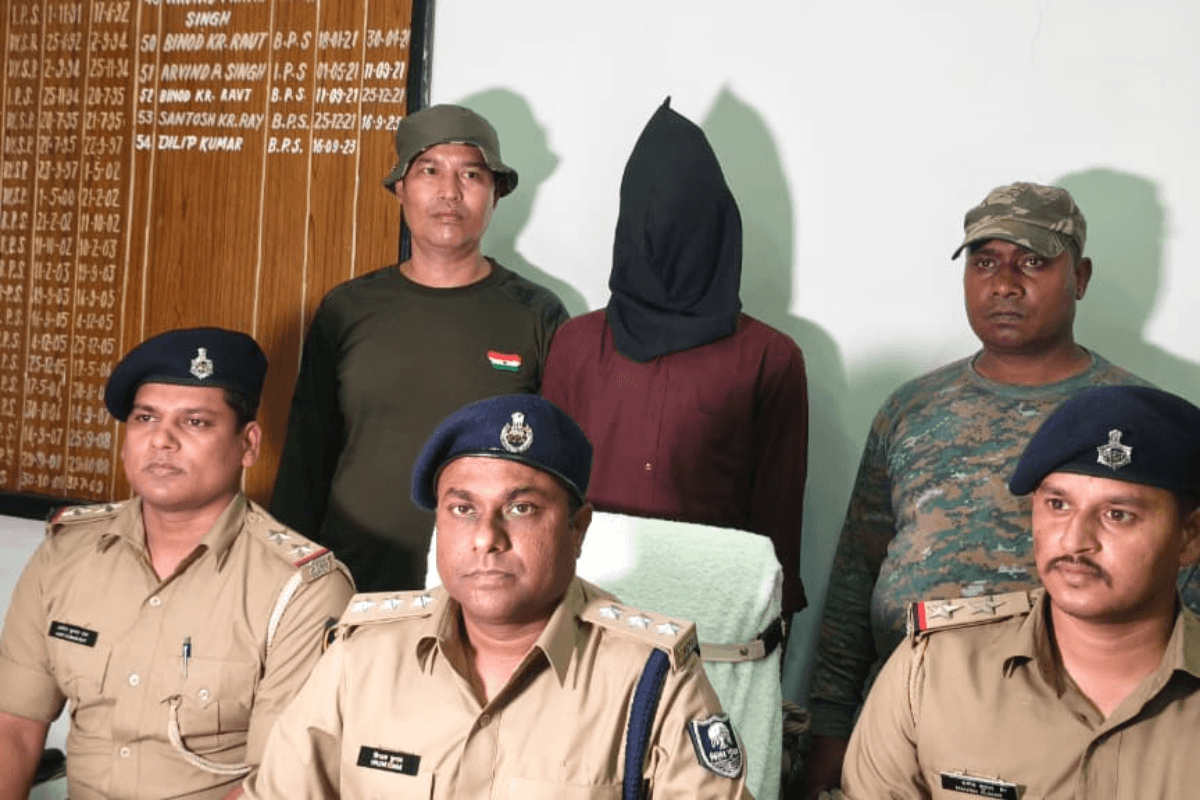 सासाराम के धौड़ाड चेन लूट कांड का एक और शातिर बक्सर से गिरफ्तार, बिना नंबर की अपाचे बाइक व मोबाइल जब्त