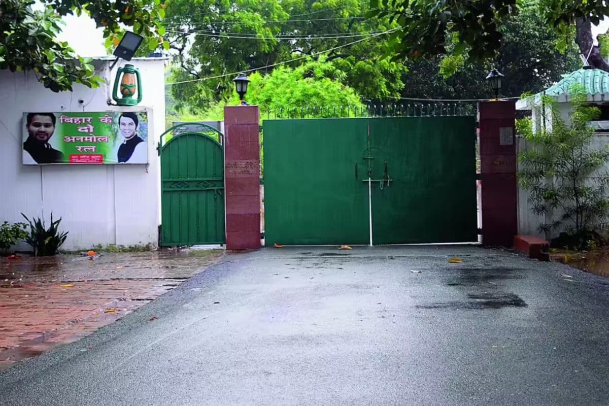 लालू यादव के पैतृक गांव में सरकार के खिलाफ ग्रामीणों ने खोला मोर्चा, राजनीतिक द्वेष के आरोप