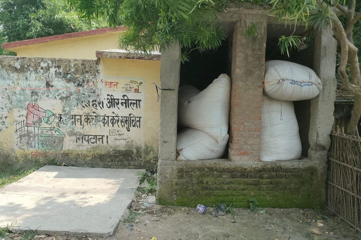 लाखों की लागत से बना सामुदायिक शौचालय बना 'भूसा घर', बगल में चल रहे आंगनबाड़ी के मासूम बच्चे खुले में जाने को मजबूर