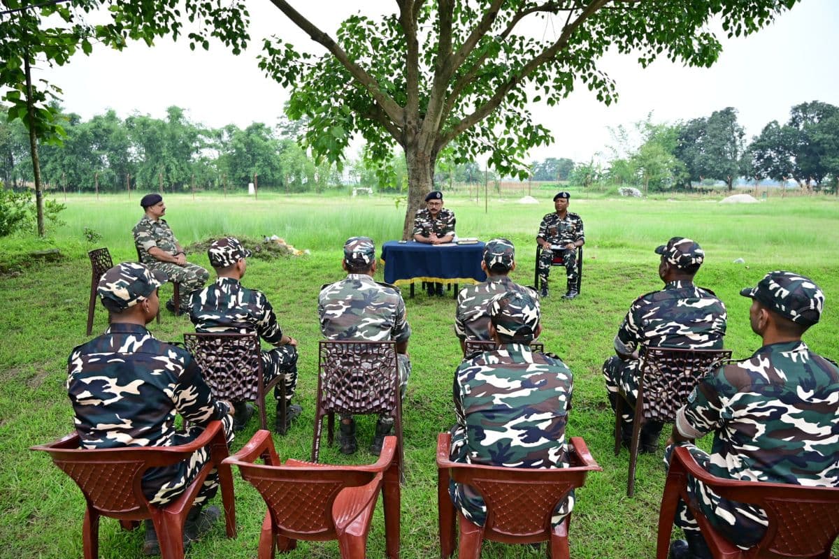 भारत-नेपाल सीमा पर हाई अलर्ट! ठाकुरगंज पहुंचे SSB के DIG; सीमा चौकियों से लेकर बॉर्डर पिलरों की हुई गहन पड़ताल