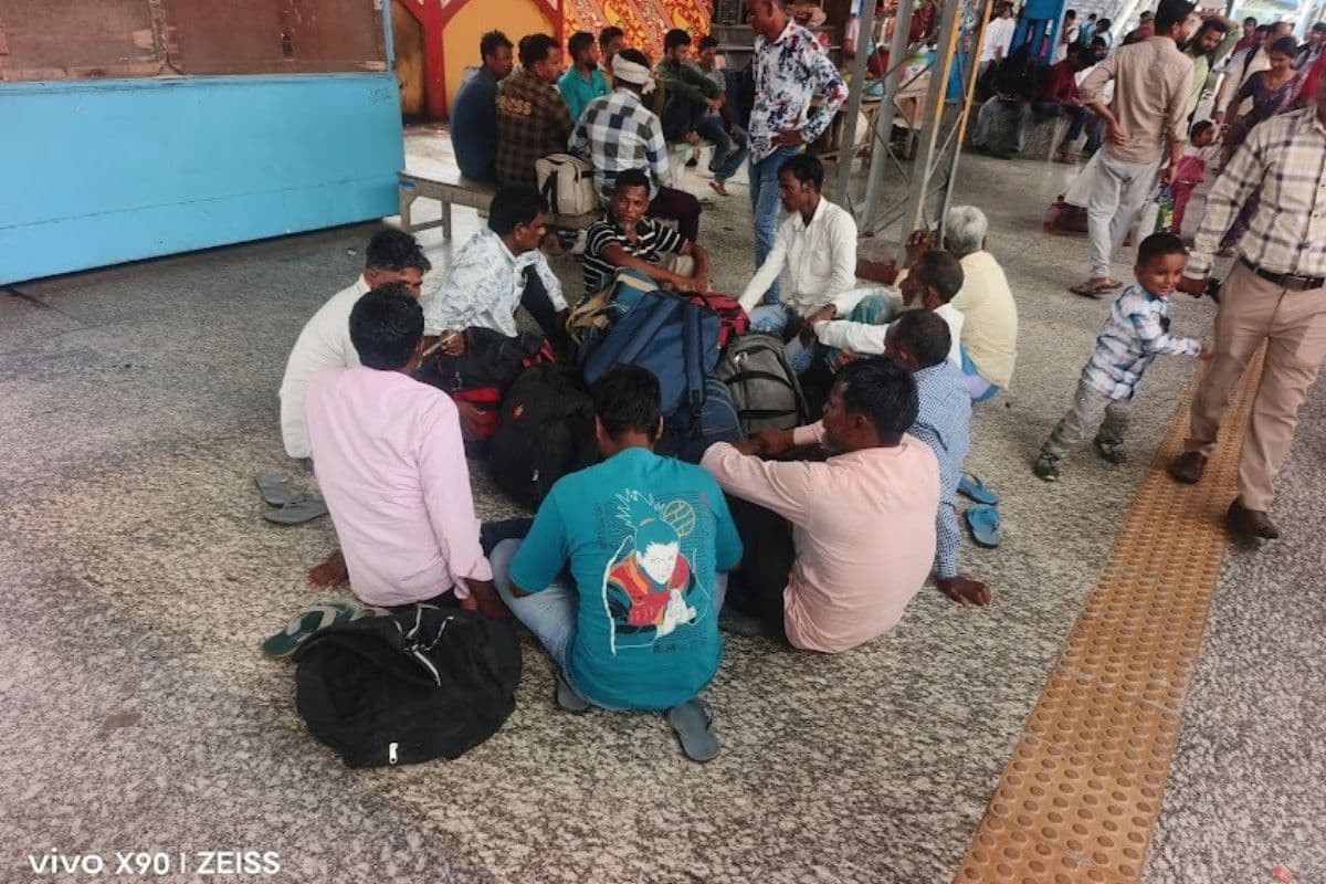 फर्श पर इंतजार, सुविधाएं लाचार! ठाकुरगंज रेलवे स्टेशन पर यात्रियों की बढ़ती भीड़ ने खोली व्यवस्थाओं की पोल