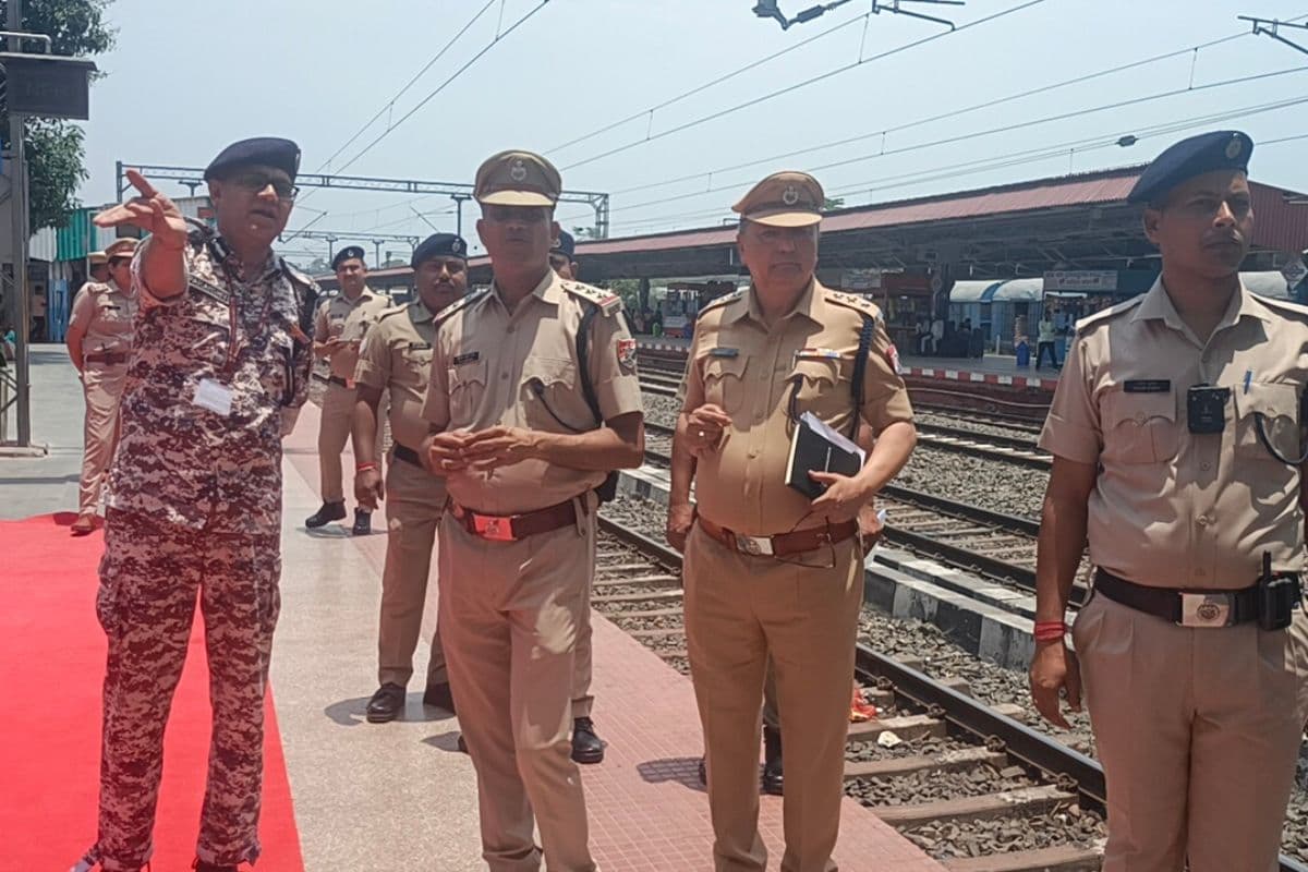 किशनगंज पहुंचे RPF आईजी परमशिव, सुरक्षा और कानून व्यवस्था का लिया जायजा, नशाखुरानी गिरोह पर कड़े एक्शन के निर्देश