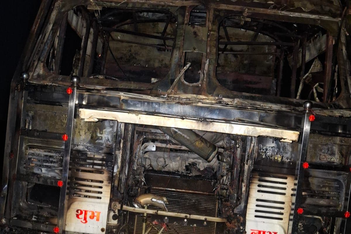 धनवारा के रास्ते आ रही ट्रक को बदमाशों ने रोका, लगाई आग