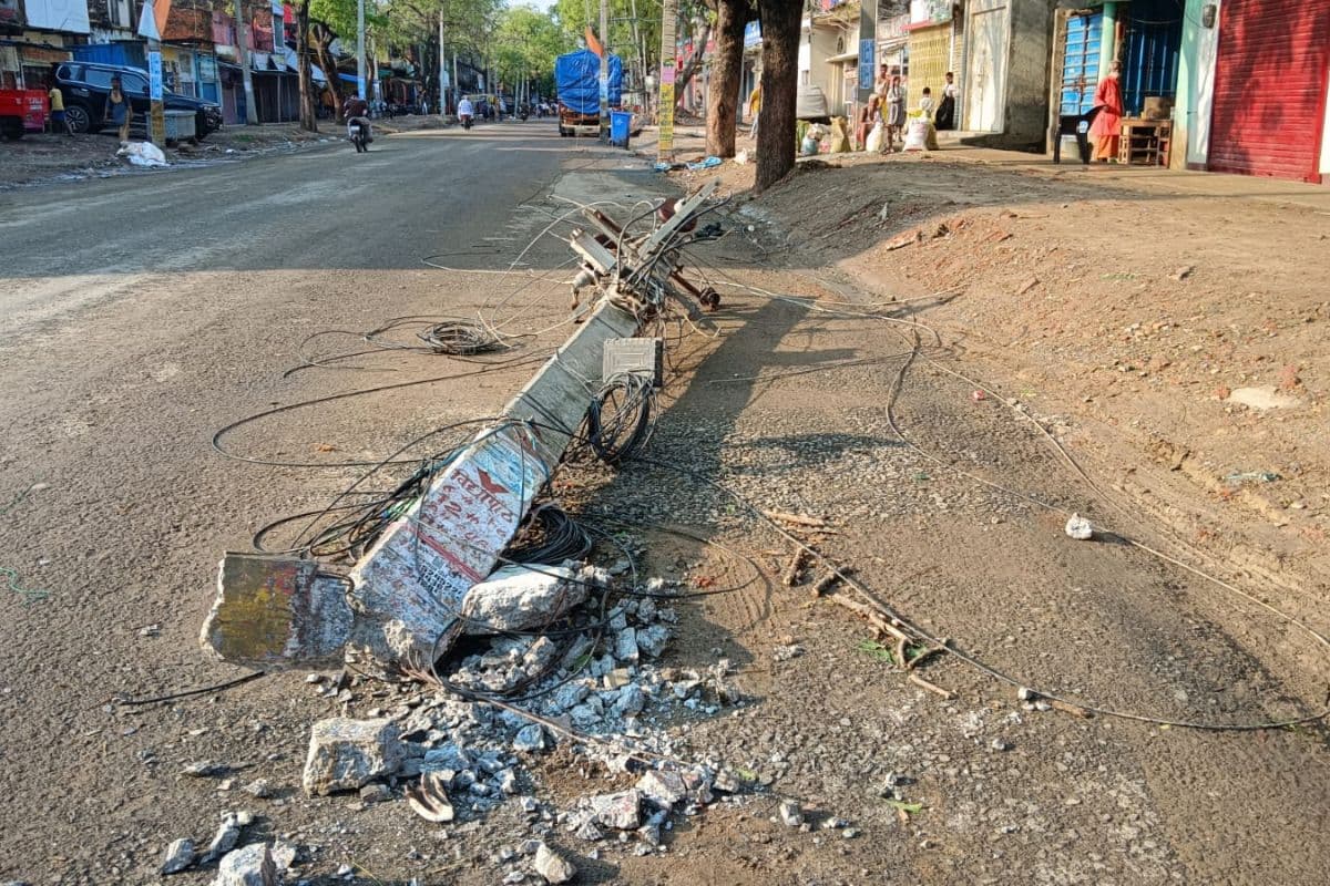 बक्सर में बड़ा हादसा टला: बालू लदे ट्रक ने 11 हजार वोल्ट के बिजली पोल में मारी टक्कर