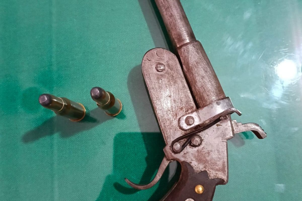 पलासी में पुलिस की बड़ी कार्रवाई, मिट्ठू यादव के घर से कट्टा और जिंदा कारतूस बरामद, आरोपी फरार, प्राथमिकी दर्ज