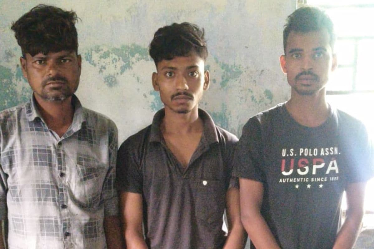 बेगूसराय पुलिस ने गुप्त सूचना पर ई-रिक्शा से 47.5 लीटर देशी शराब पकड़ी, तीन तस्कर गिरफ्तार