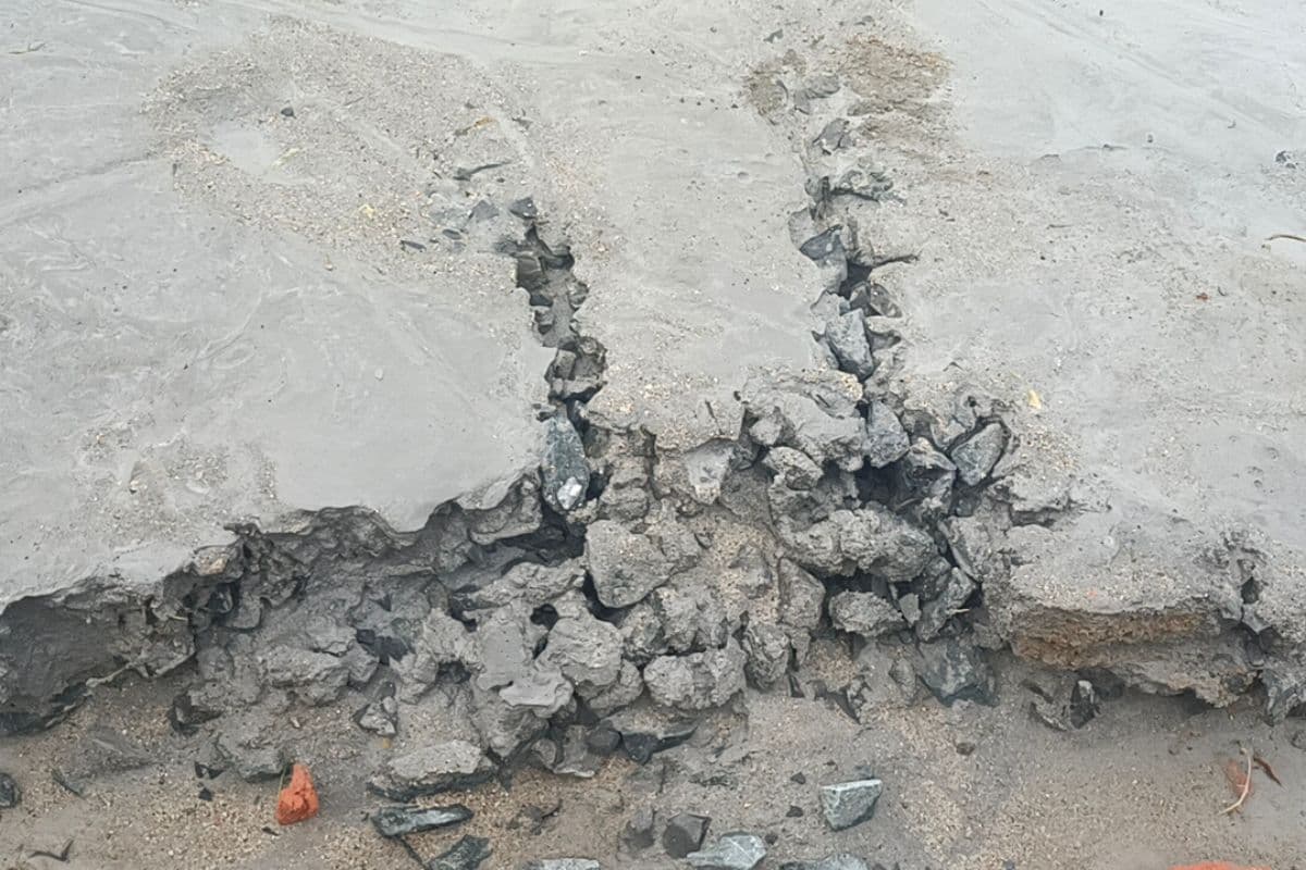 भ्रष्टाचार की भेंट चढ़ी मुख्यमंत्री ग्रामीण सड़क, बनने के 24 घंटे के भीतर ही उखड़ने लगी गिट्टियां