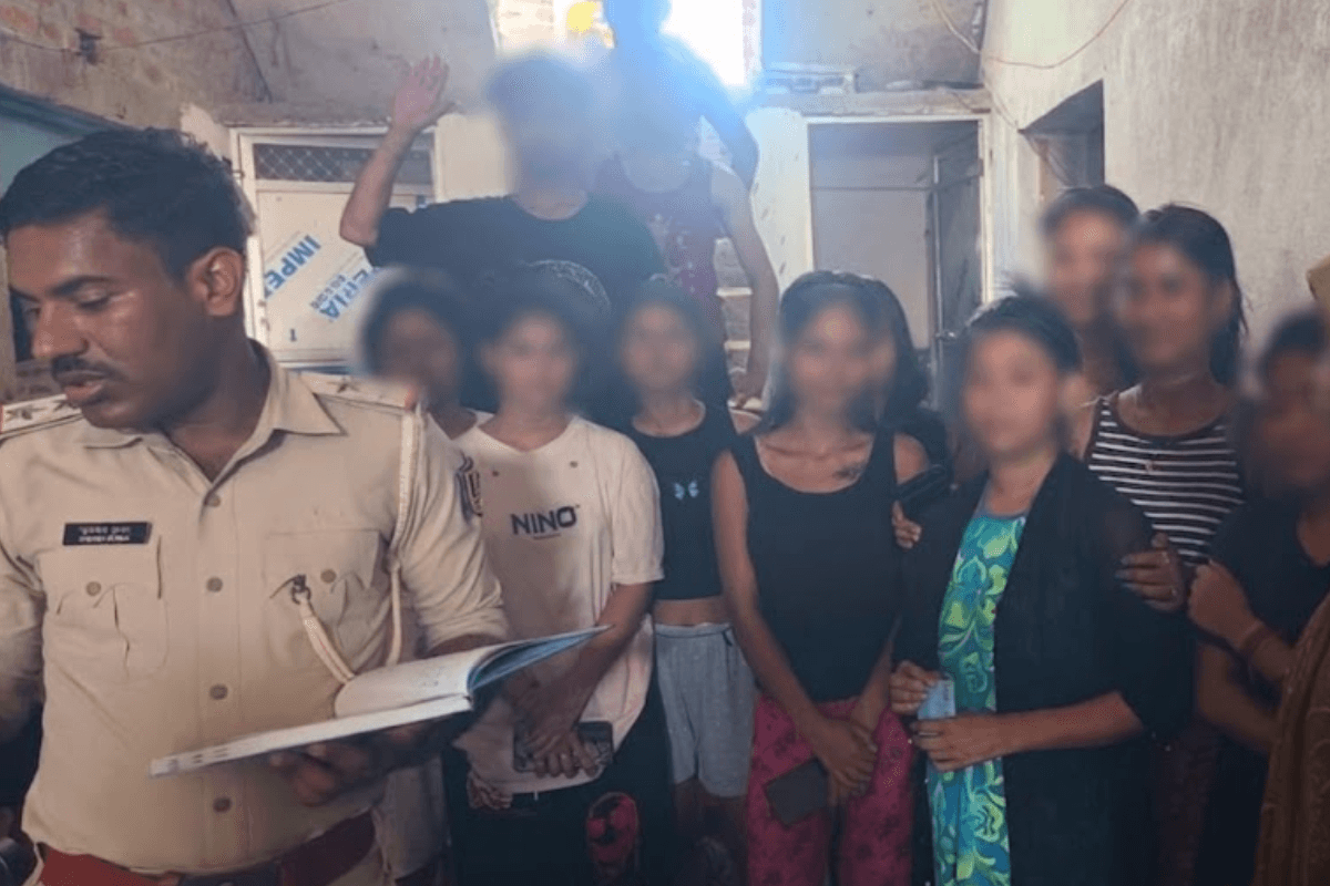 गोपालगंज के जमुनहा बाजार में आर्केस्ट्रा संचालकों के ठिकानों पर पुलिस की छापेमारी, नाबालिगों को लेकर हुई जांच