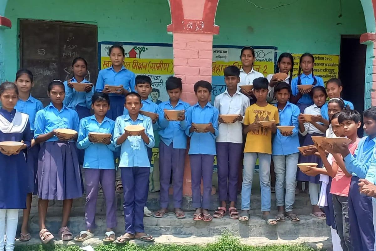 बेगूसराय में नन्हे हाथों ने संभाली प्रकृति की जिम्मेदारी, पक्षियों के लिए बच्चों को बांटे गए मिट्टी के सकोरे