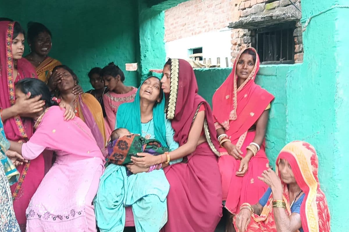 शहनाई गूंजने से पहले उठ गई भाई की अर्थी: कटिहार में बहन की शादी का कार्ड बांटने जा रहे युवक की सड़क हादसे में मौत, घर में पसरा मातम
