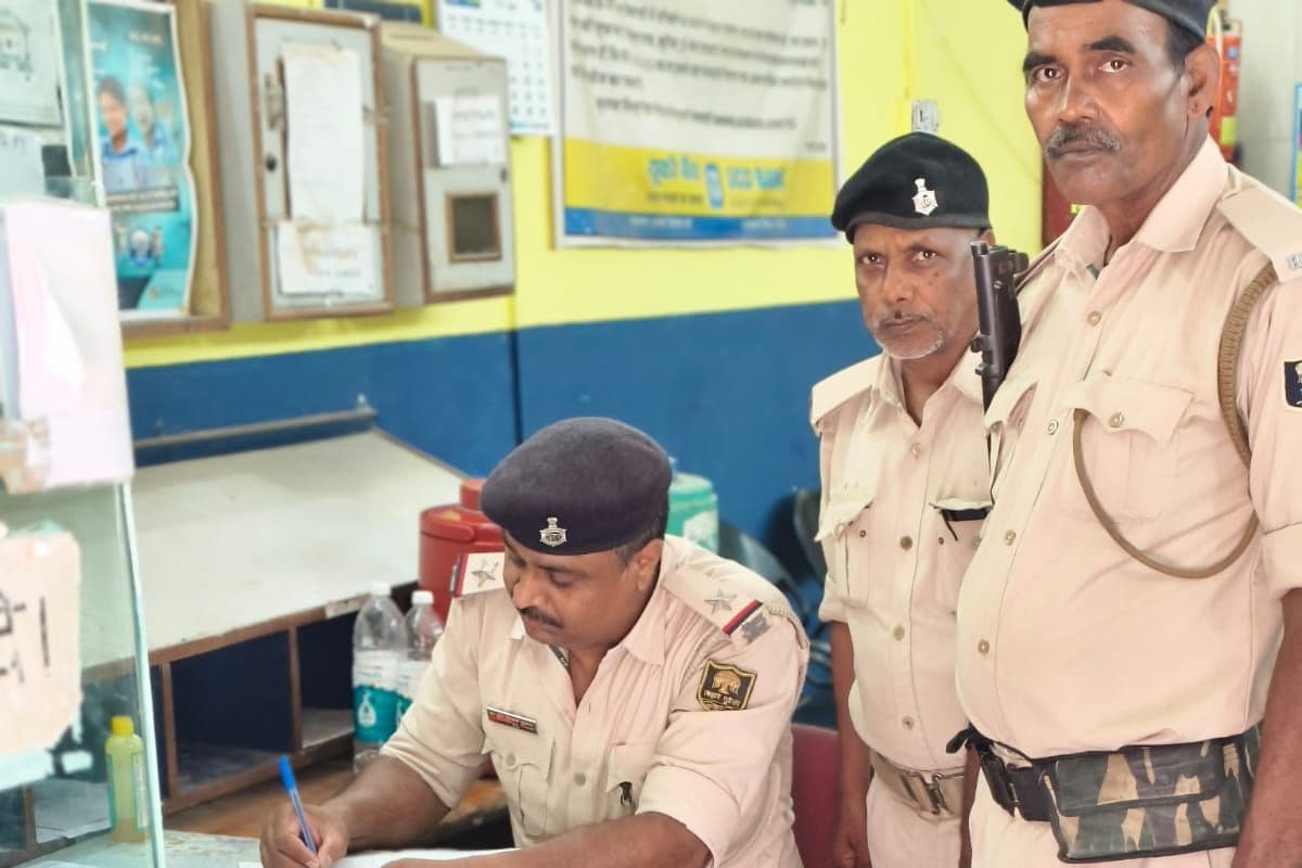 पूर्णिया में एसपी के निर्देश पर पुलिस का महाअभियान: 'उड़ान' दस्ता ने संभाली छात्राओं की सुरक्षा, बैंकों में सुरक्षा ऑडिट से मचा हड़कंप