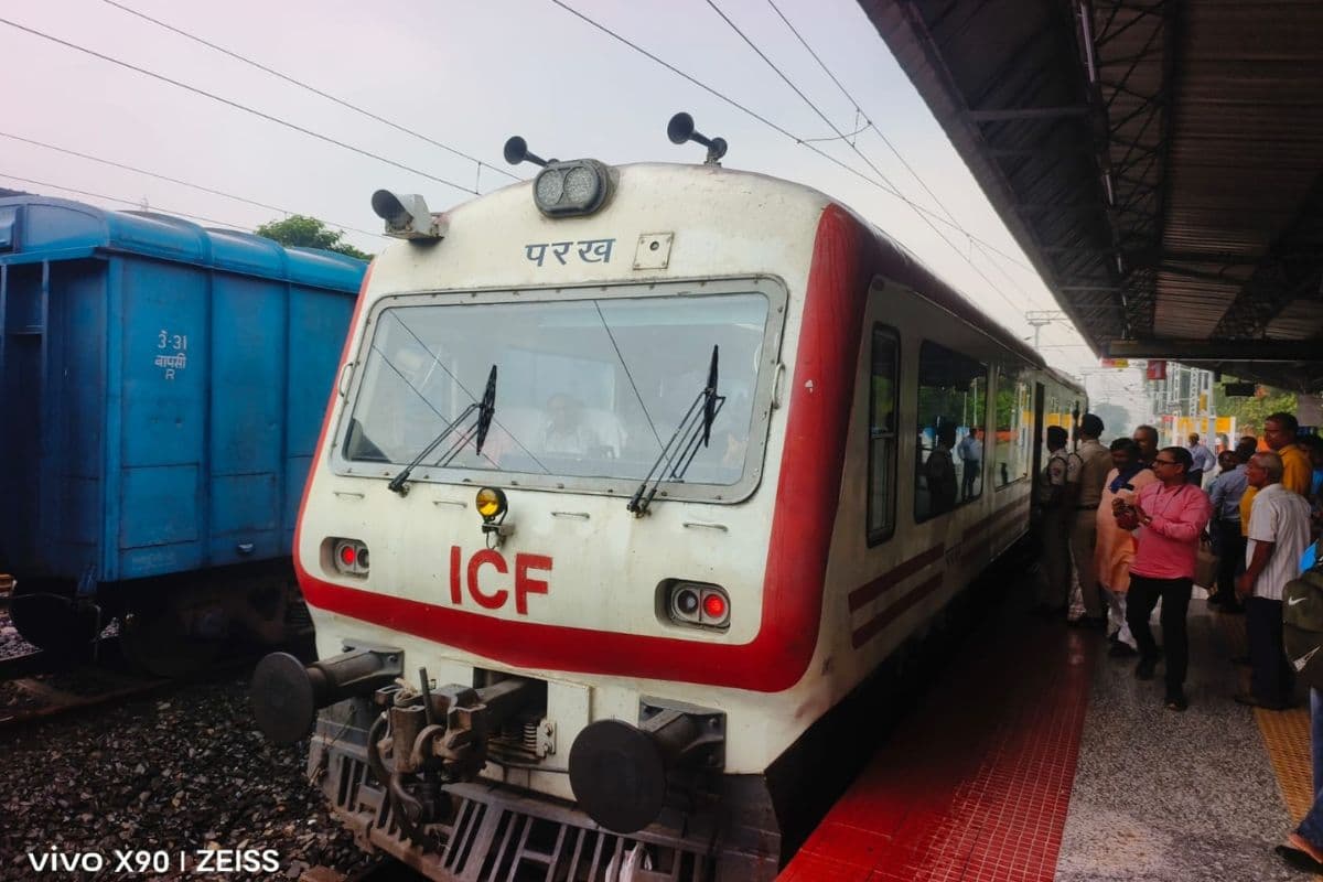 गलगलिया-अररिया रेलखंड का एनएफआर महाप्रबंधक ने किया विंडो निरीक्षण: ठाकुरगंज स्टेशन पर ट्रेन से नीचे नहीं उतरे जीएम, मायूस होकर लौटे रेल संगठनों के नेता