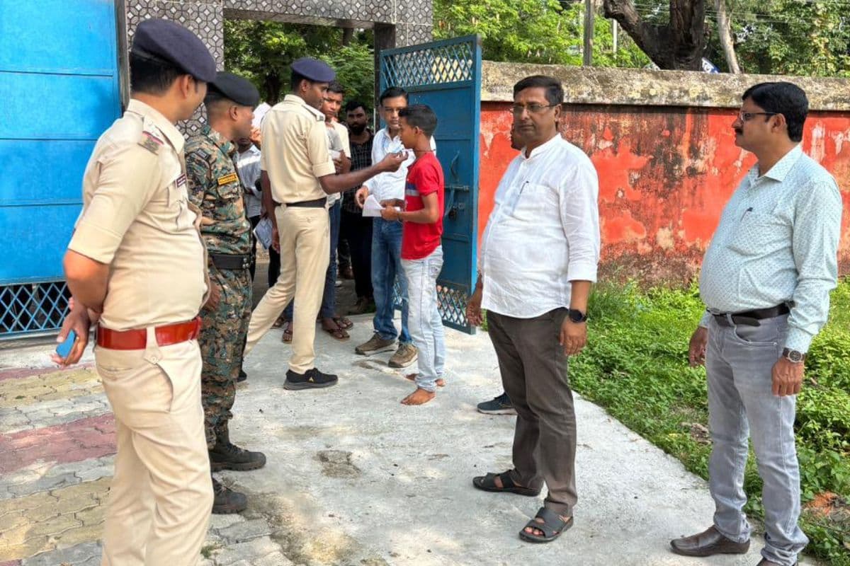 कटिहार के 19 केंद्रों पर पॉलिटेक्निक प्रवेश परीक्षा संपन्न, परीक्षा के चलते शहर की सड़कों पर लगा लंबा जाम