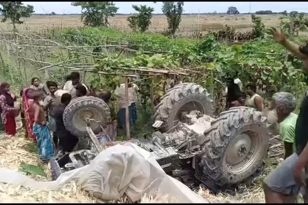 अररिया में मकई के खेत में अनियंत्रित होकर पलटा ट्रैक्टर, वृद्ध व युवक गंभीर रूप से घायल; सिर फटने से हालत नाजुक