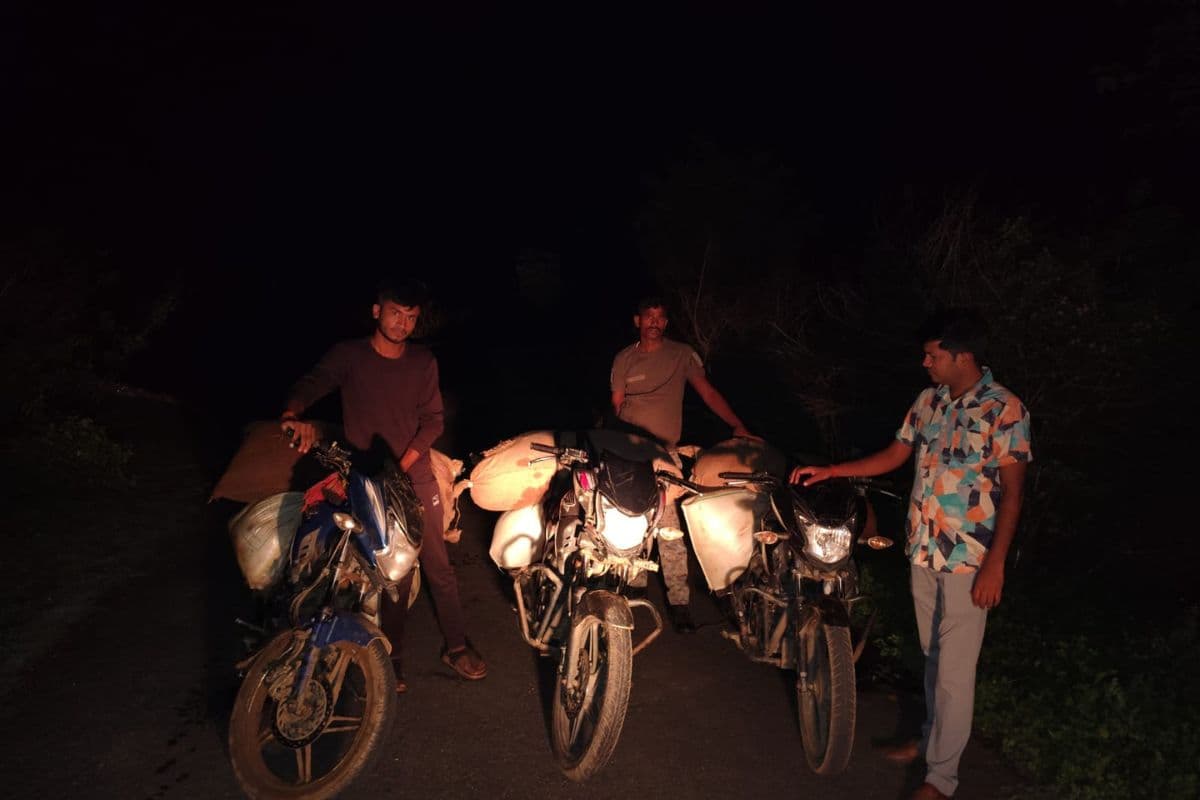 नवादा में शराब तस्करों से 594 लीटर महुआ शराब और 3 बाइक जब्त, यात्री बस से 2 तस्कर गिरफ्तार