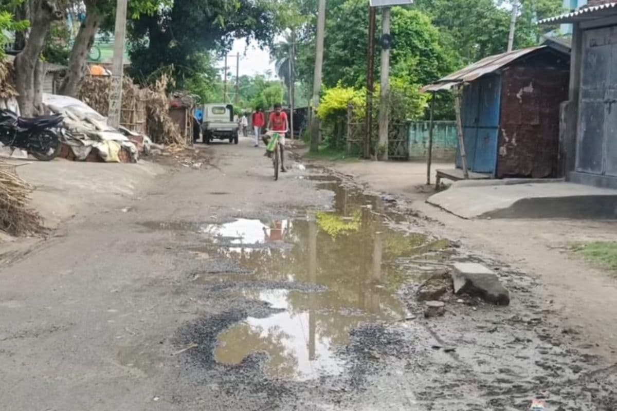 बेगूसराय के राष्ट्रीय राजमार्ग-28 के मोहनिया ढाला से नारेपुर बाजार तक जाने वाली सड़क बदहाल
