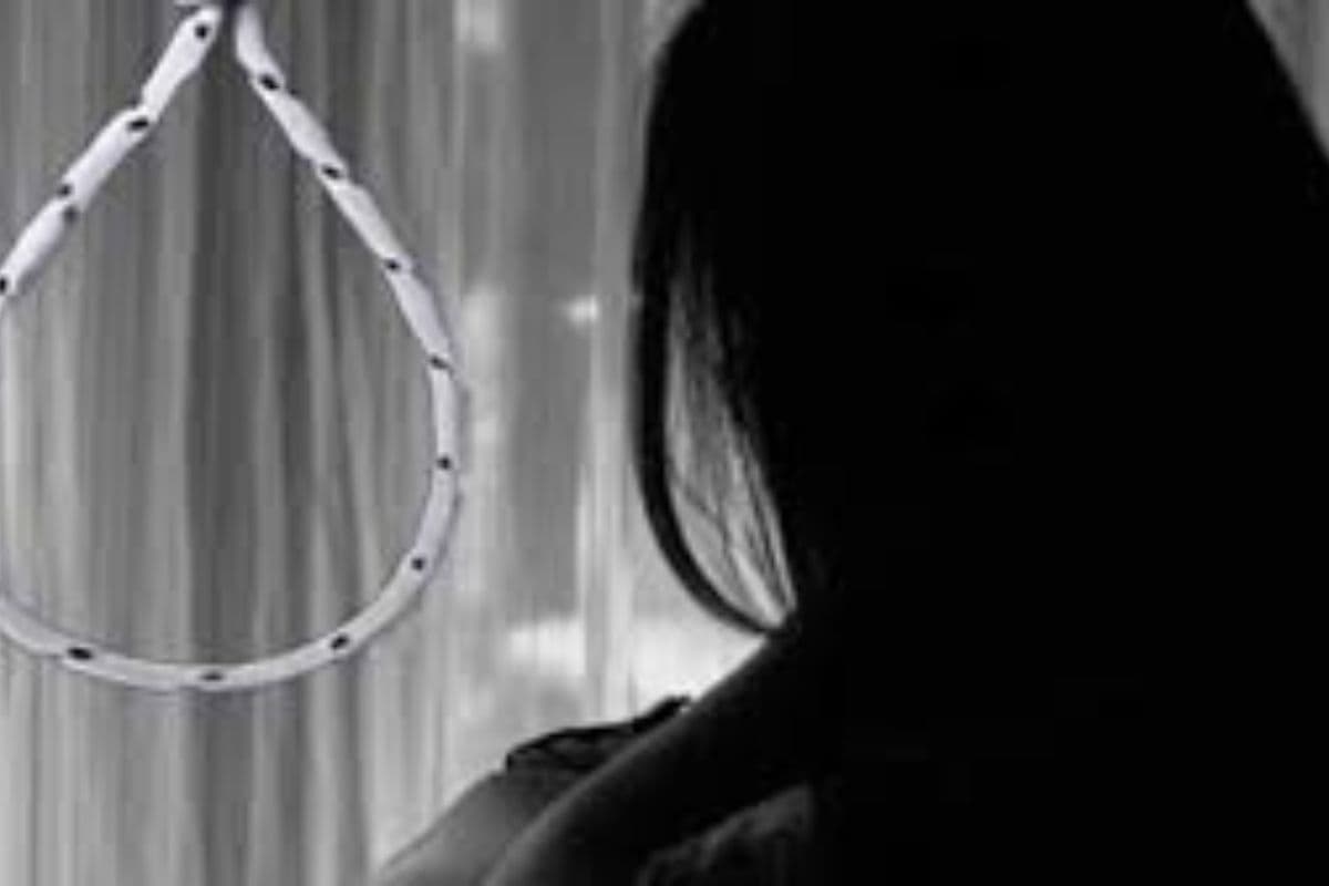 नवादा में पति से फोन पर विवाद के बाद विवाहिता ने लगाई फांसी, शव को कब्र से निकाल पोस्टमार्टम के लिए भेजा
