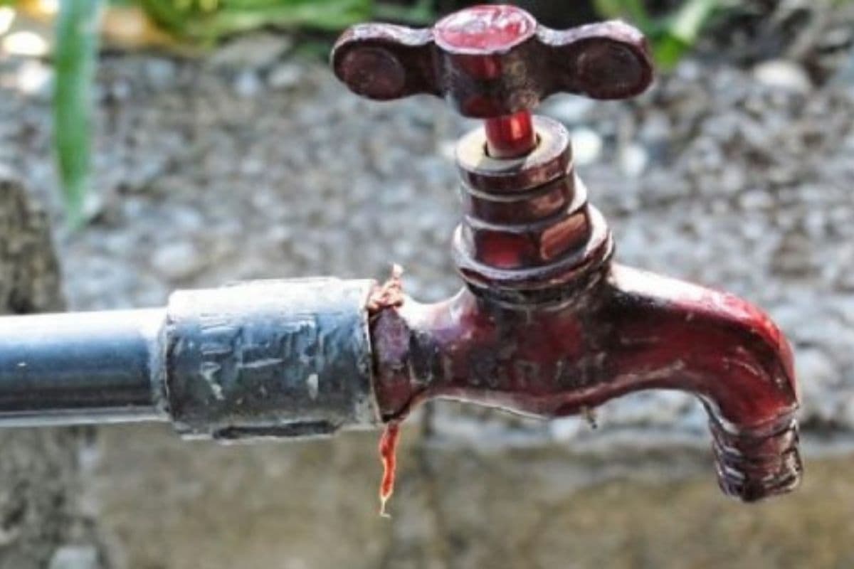 कुर्था बीच बाजार में पेयजल स्टैंड से पानी गायब, लोगों में आक्रोश