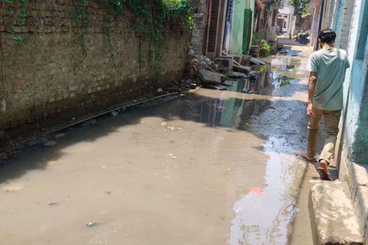 नगर निगम के दावे फेल: रोहतास में बहता नाली के पानी से सड़क बना तालाब, आम लोगों का जीना हुआ मुहाल