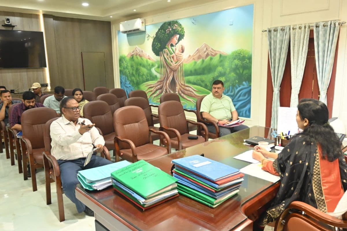 वैशाली DM ने महनार CHC की समीक्षा की,  लापरवाही पर कठोर कार्रवाई का निर्देश