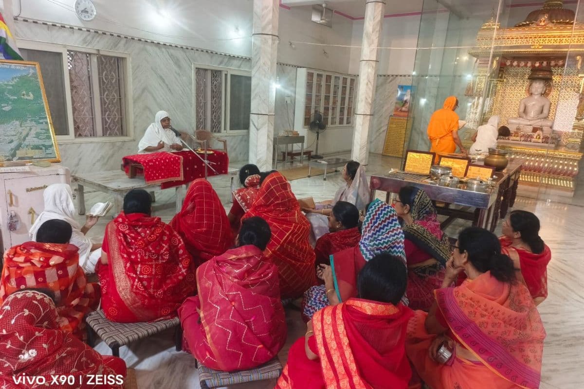 जैन धर्म सिर्फ पूजा-पाठ नहीं, श्रेष्ठ जीवन जीने की अनूठी कला, ठाकुरगंज में बोलीं विशुद्ध मति माता जी