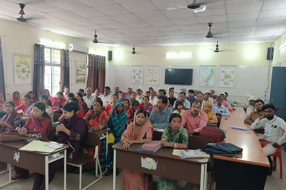 किशनगंज में 'अर्थ गंगा' पहल के तहत जैविक व प्राकृतिक खेती कार्यशाला: रासायनिक खादों के खिलाफ जुटे 100 से अधिक किसान, सीखे ब्रह्मास्त्र और जीवामृत बनाने के गुर