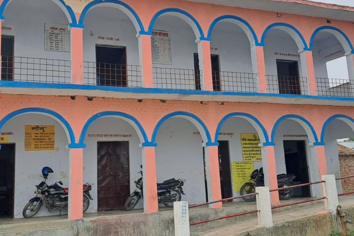 वंदे मातरम गीत गाने से रोकने वाले विशिष्ट शिक्षक अबु तालिब निलंबित, ग्रामीणों को भड़काने और हाथापाई के आरोप में डीपीओ ने की बड़ी कार्रवाई