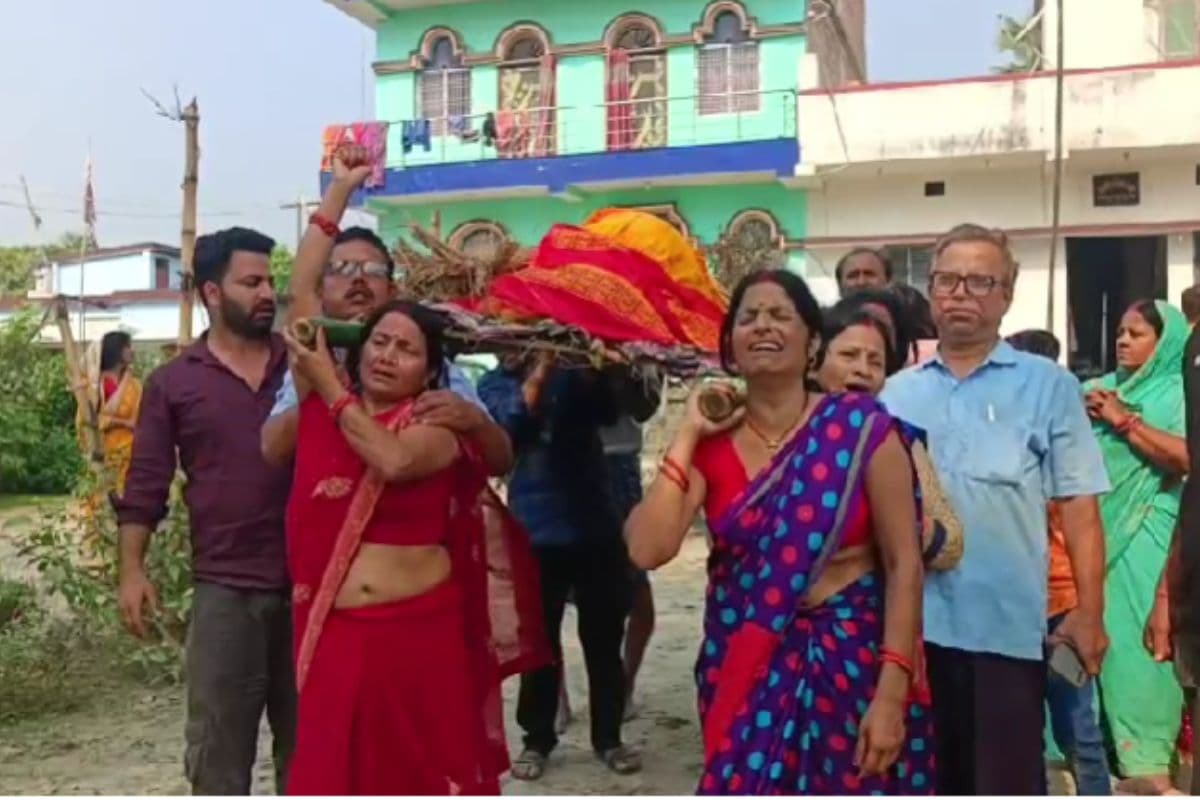 वैशाली में बेटियों ने निभाया पुत्र धर्म, पिता की अर्थी को कंधा देकर पेश की मिसाल