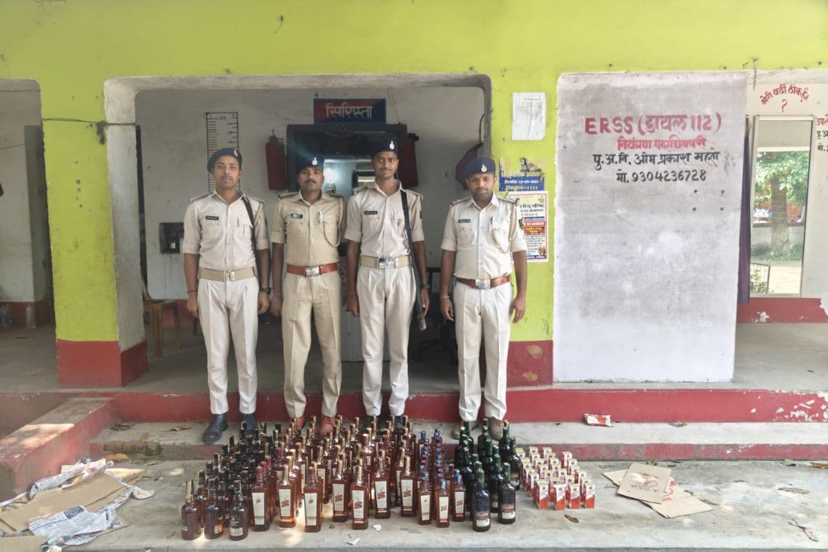 आजमनगर में पुलिस की कार्रवाई, ई-रिक्शा से 86 लीटर शराब बरामद, तस्कर फरार