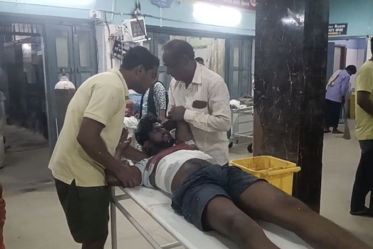 मुखिया को गाली देने का विरोध करने पर युवक को मारी चाकू, हालत गंभीर, PMCH रेफर