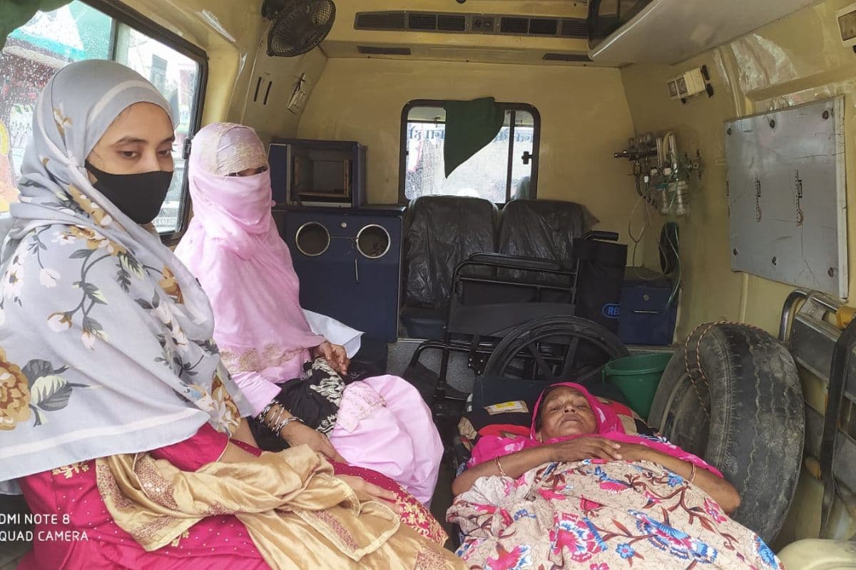 लोकतंत्र की अनोखी मिसाल: बीमार वार्ड पार्षद चुन्नी खातून एम्बुलेंस से पहुंचीं नगर परिषद, लेटकर किया मतदान