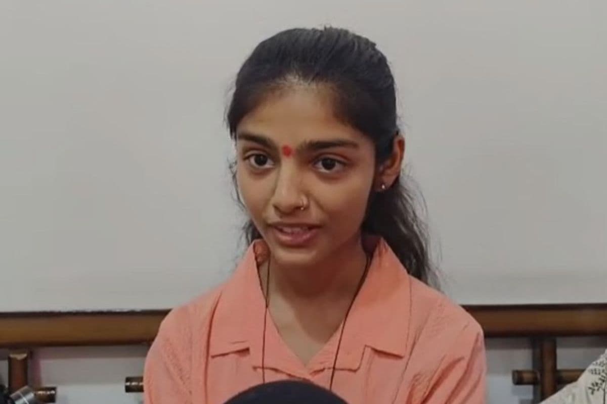 CBSE 12वीं परीक्षा में अनुप्रिया ओझा बनीं कॉमर्स जिला टॉपर
