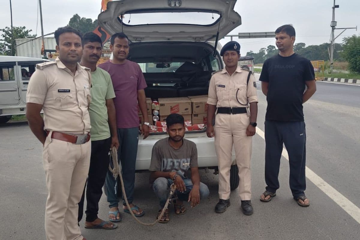 किशनगंज उत्पाद विभाग की बड़ी सर्जिकल स्ट्राइक: गलगलिया चेक पोस्ट पर वेगनआर कार से 143 लीटर विदेशी शराब जब्त, बंगाल से अररिया जा रहा तस्कर गिरफ्तार