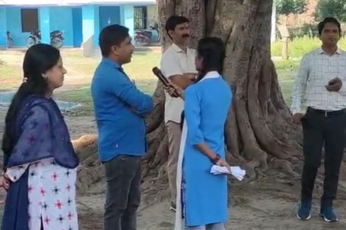चेतना सत्र में छात्राओं ने किया समाचार वाचन, शिक्षकों ने दी गर्मी की छुट्टी के रचनात्मक उपयोग की सीख