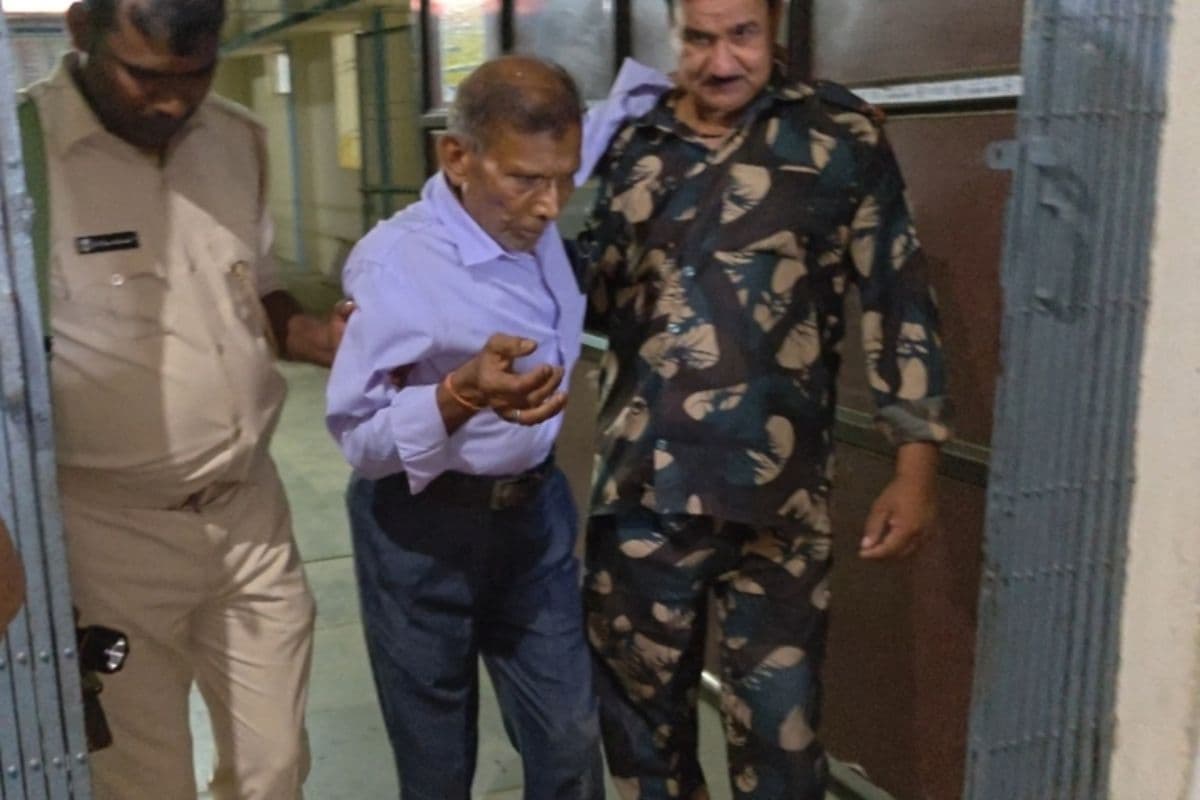 तेज रफ्तार का कहर: आरा में बिजली पोल से टकराया बुलेट, हादसे में तीन लोग गंभीररूप से घायल