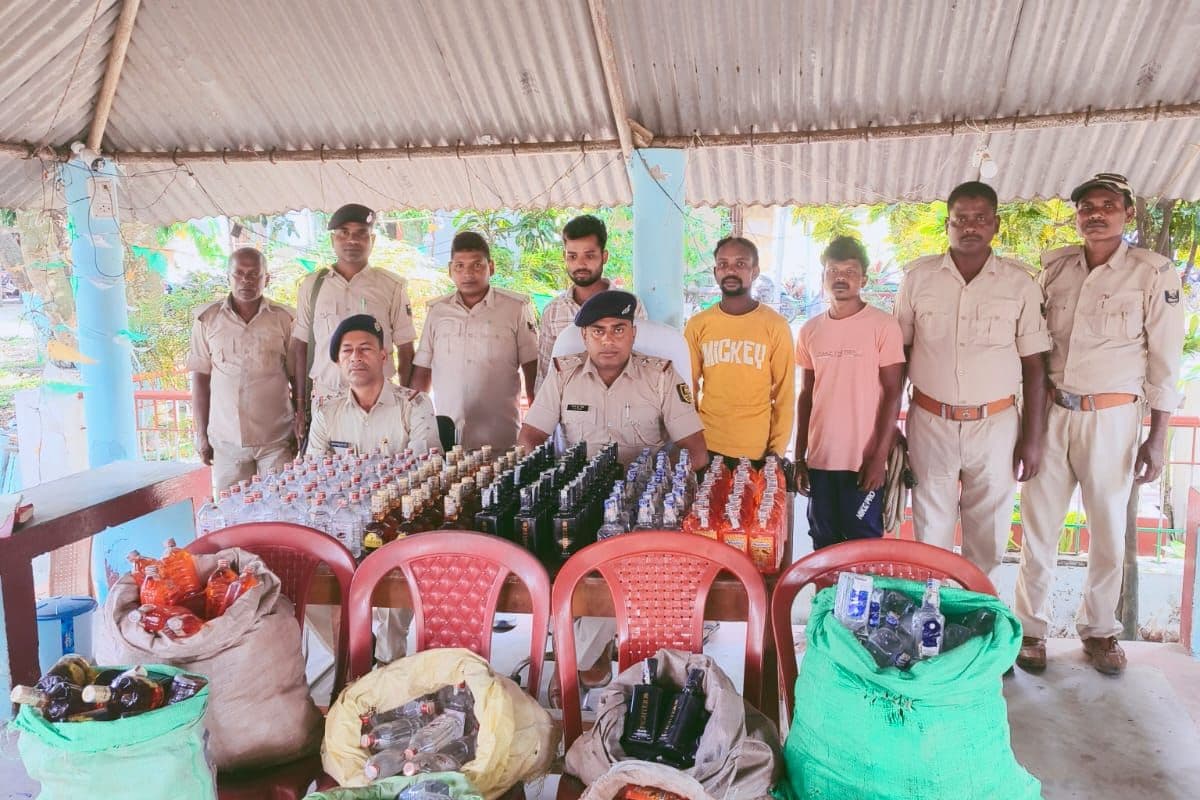 भारत-नेपाल सीमा पर सिकटी पुलिस की कार्रवाई, 879 बोतल नेपाली शराब के साथ तीन तस्कर गिरफ्तार