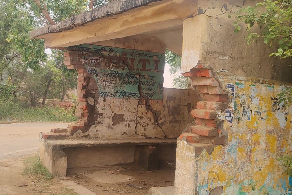 मौत को दावत देता यात्री शेड ! कर्णपुरा मोड़ पर हादसे का इंतजार, जान जोखिम में डालकर बैठ रहे लोग