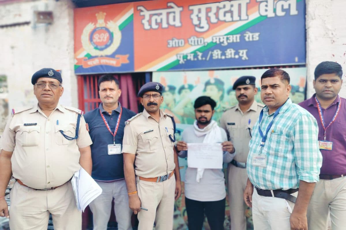 RPF-CIB की बड़ी कार्रवाई: भभुआ में अवैध रेलवे टिकट का भंडाफोड़, छापेमारी में युवक गिरफ्तार