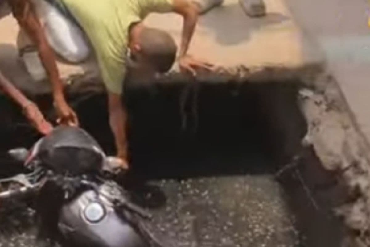 Jehanabad News : नगर परिषद की लापरवाही उजागर : खुले मेनहोल में गिरी बाइक, बाल-बाल बचा सवार